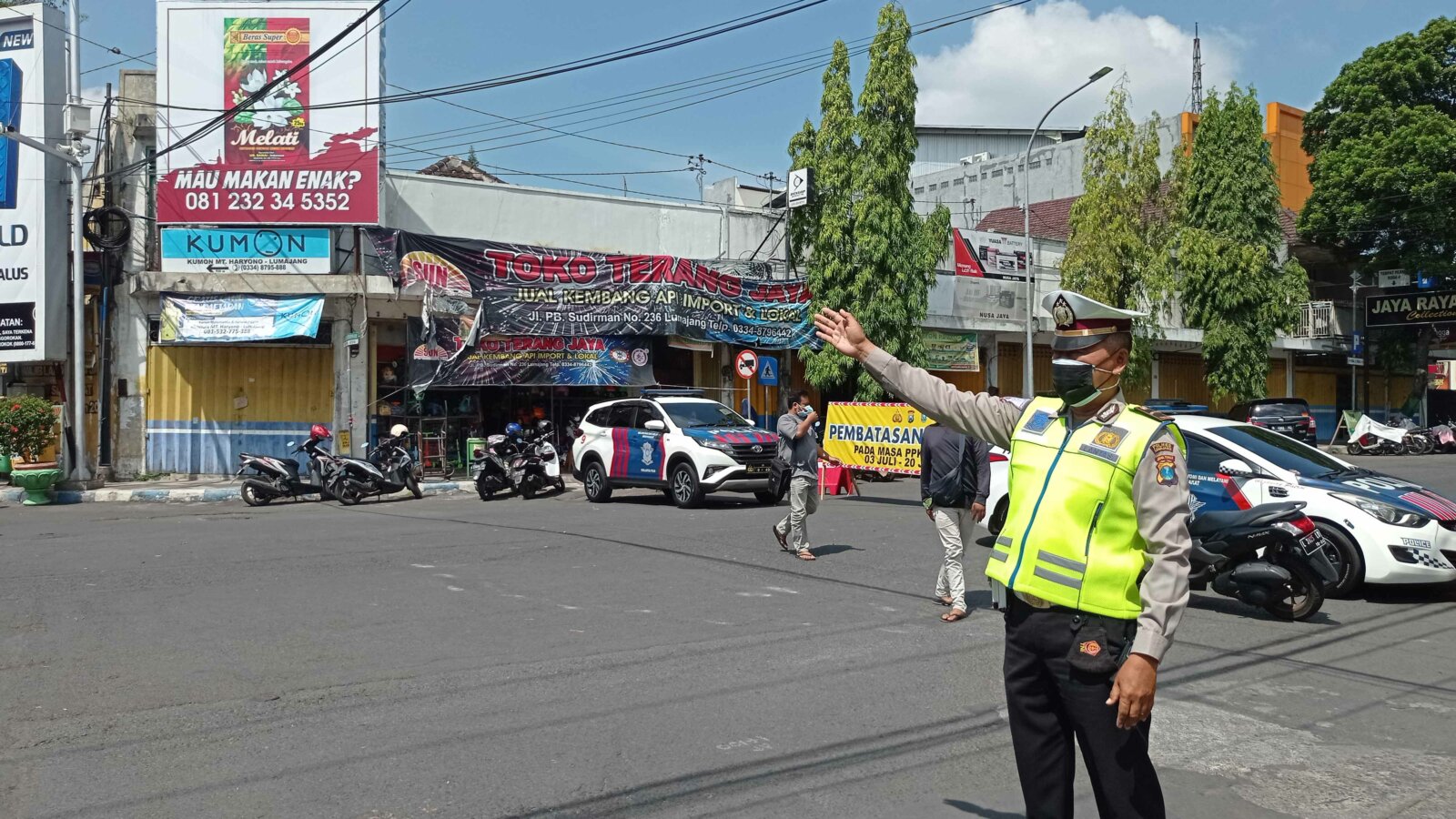 DIPERLUAS: Personel gabungan menjaga batas penutupan jalan di Basuki Rahmat, Tompokersan, kemarin. Hingga akhir PPKM darurat, perubahan arus jalan (rekayasa jalan) dilakukan untuk mengurangi mobilitas masyarakat.