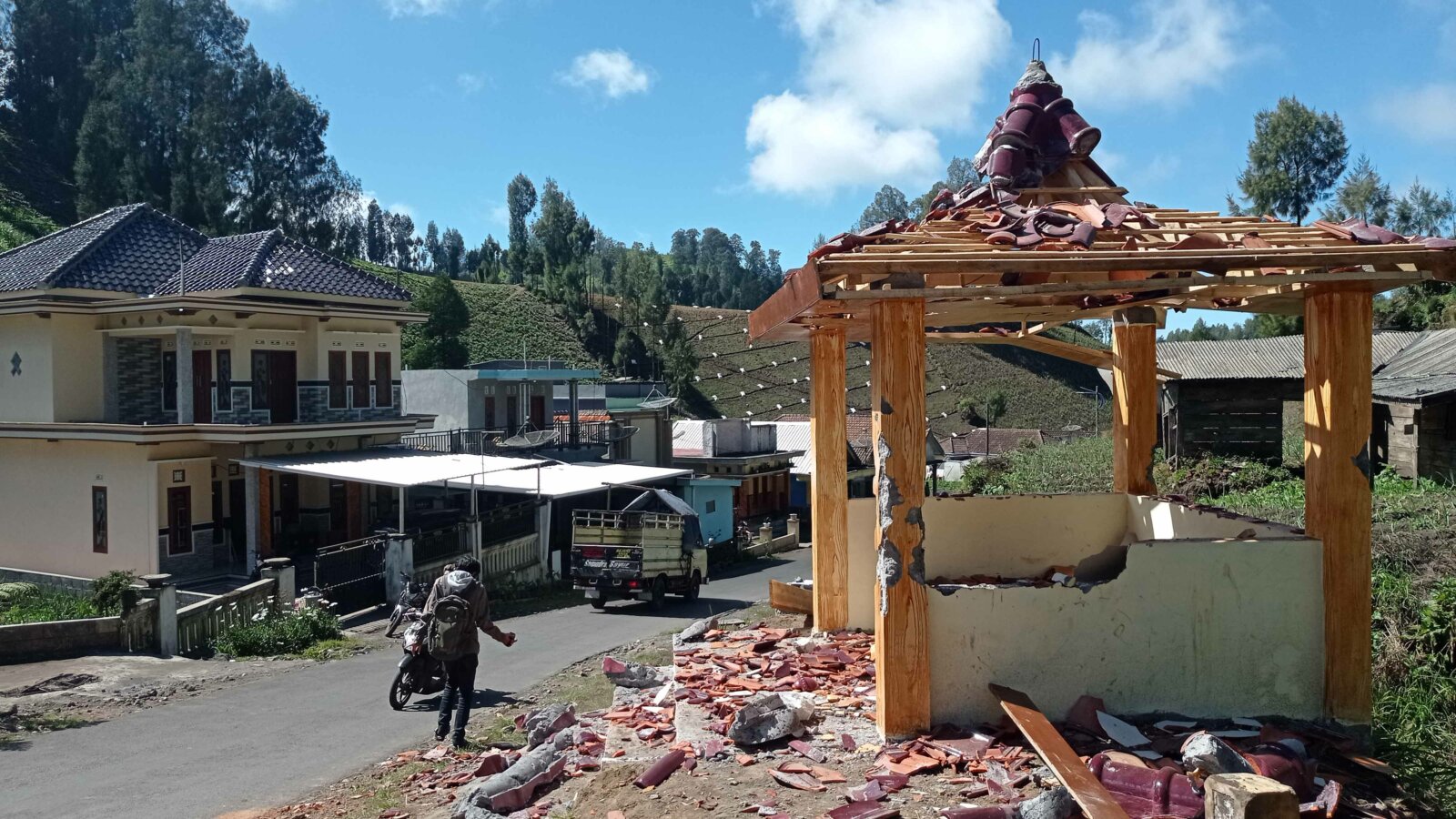 RUSAK: Kondisi poskamling Desa Ranupane,Senduro, setelah dirusak massa, Senin lalu (12/7). Kerusuhan itu dipicu dari ketidaktegasan kepala desa setempat tentang sosialisasi dan penerapan PPKM darurat.