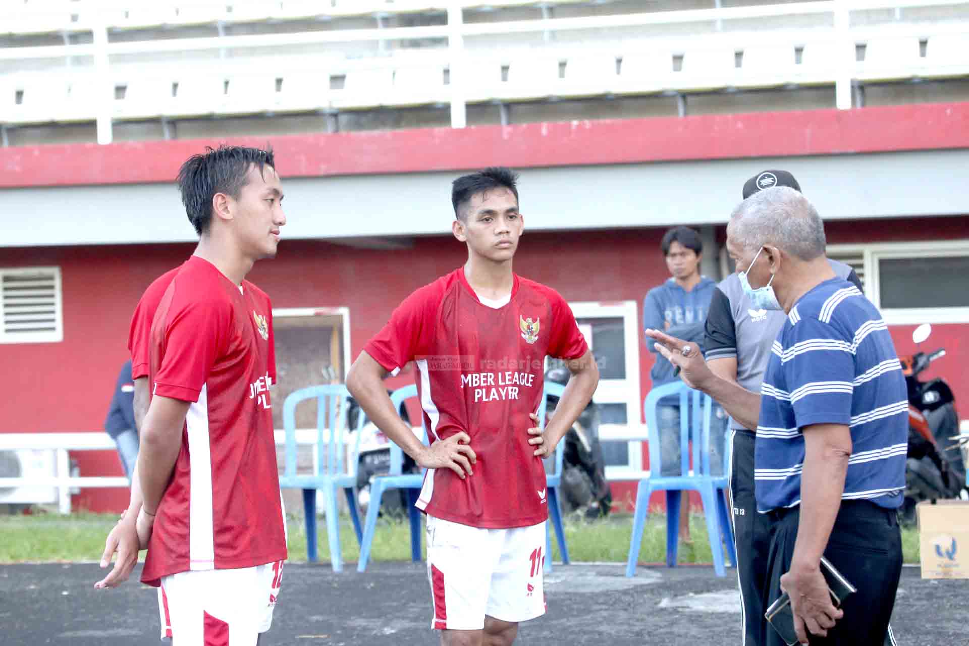 MANTAPKAN PEMAIN: Pelatih Kepala Persid Jember, Riono Asnan (kanan), saat memberikan instruksi kepada tiga pemain yang bakal direkrut untuk skuad Persid Jember.