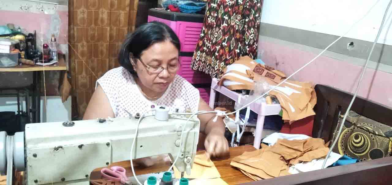 INDUSTRI RUMAHAN: Warga Karangrejo, Kecamatan Sumbersari menjahit baju. Aktivitas menjahit seperti itu menyisakan potongan kain atau disebut kain perca.