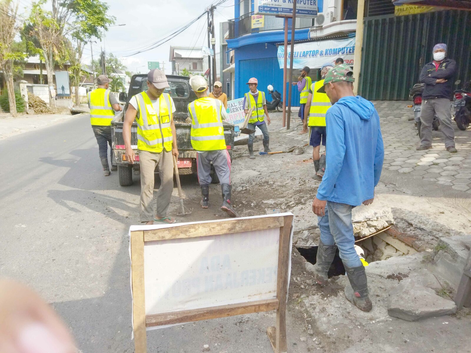 CEGAH BANJIR: Petugas dari Dinas PU Bina Marga membersihkan saluran drainase di Jalan Mastrip. Dalam proses ini, petugas menuturkan, setidaknya terdapat endapan lumpur lebih dari 50 pikap dalam normalisasi tersebut. (Dwi Siswanto/ Radar Jember)