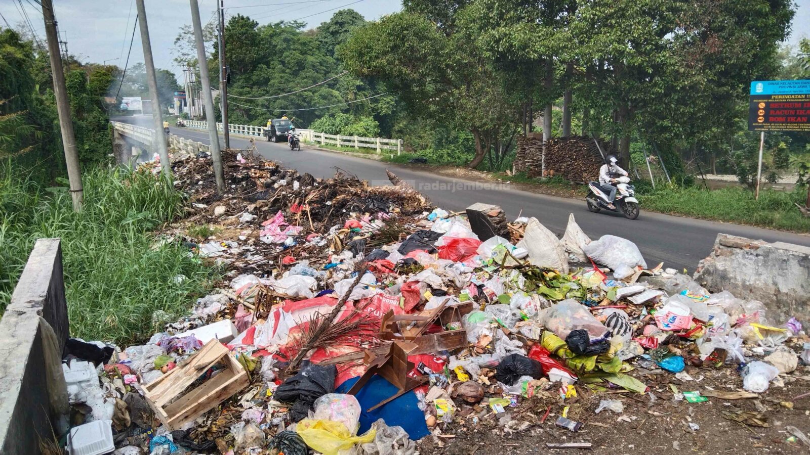 TAK SEDAP DIPANDANG: Sampah dibuang di pinggir Jalan Imam Bonjol. Pemkab Jember dan DPRD Kabupaten Jember kini tengah menggodok kelanjutan raperda yang mengatur tentang sampah.
