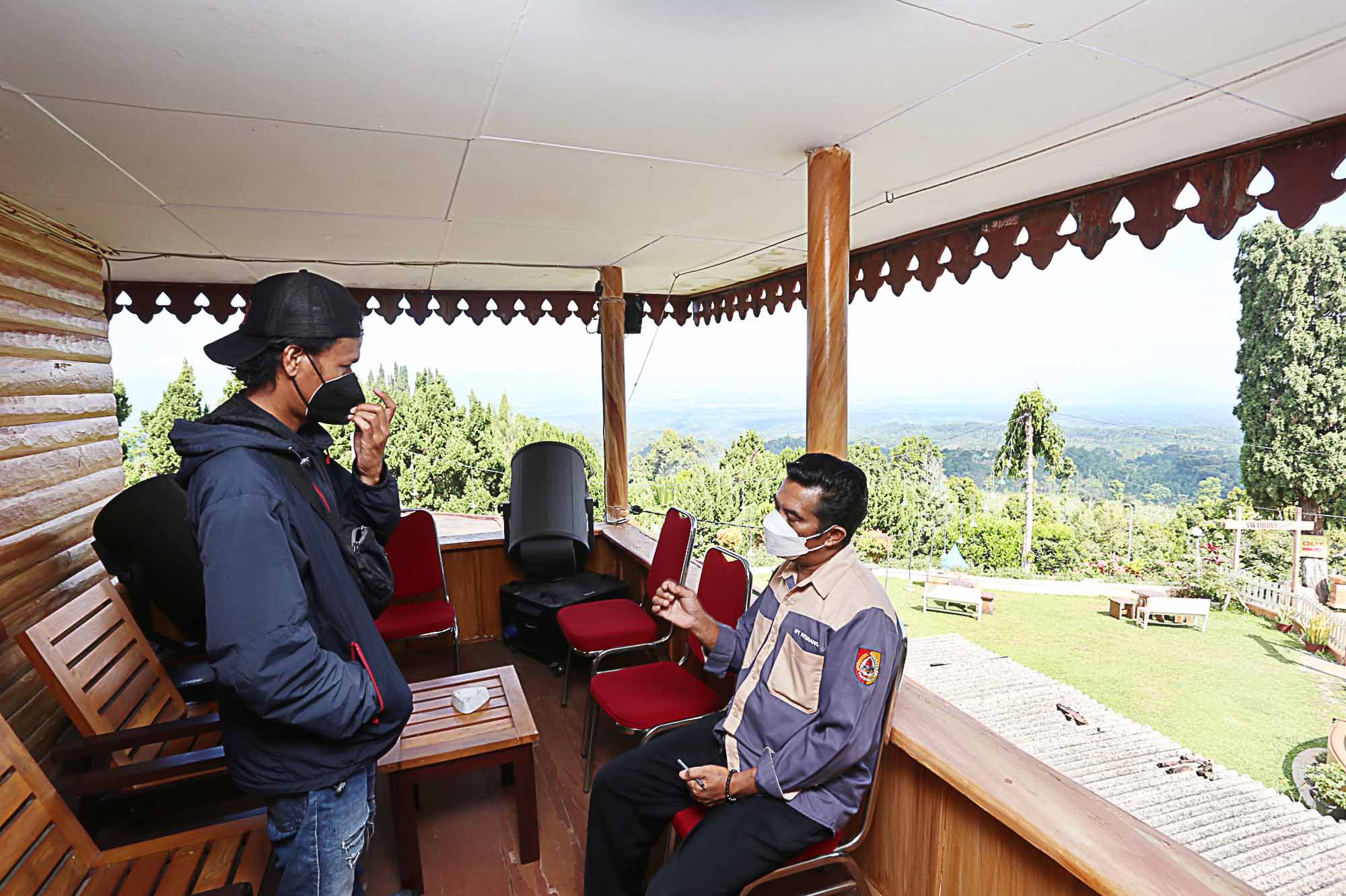 KOMPLIT: Salah seorang petugas, Yasin, saat menjelaskan tentang seluk-beluk wisata Rembangan kepada Jawa Pos Radar Jember, belum lama ini. Salah satunya, terkait dengan kamar yang pernah dihuni Bung Karno, itu.