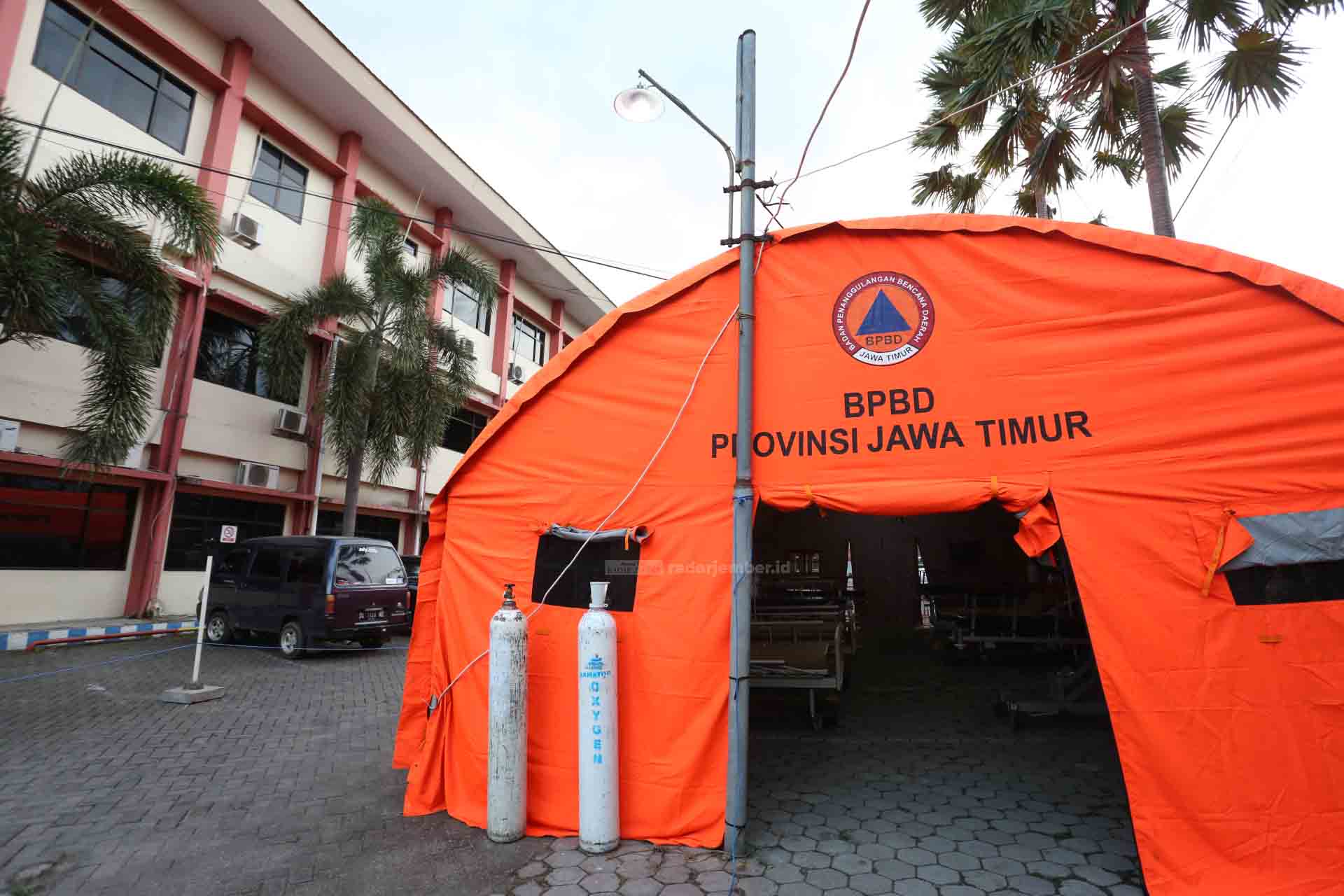 POS PENGECEKAN AWAL: Setiap pasien yang diduga terpapar korona akan menjalani screening di tenda depan RSD Soebandi, sebelum menjalani perawatan isolasi di rumah sakit milik pemerintah daerah tersebut.