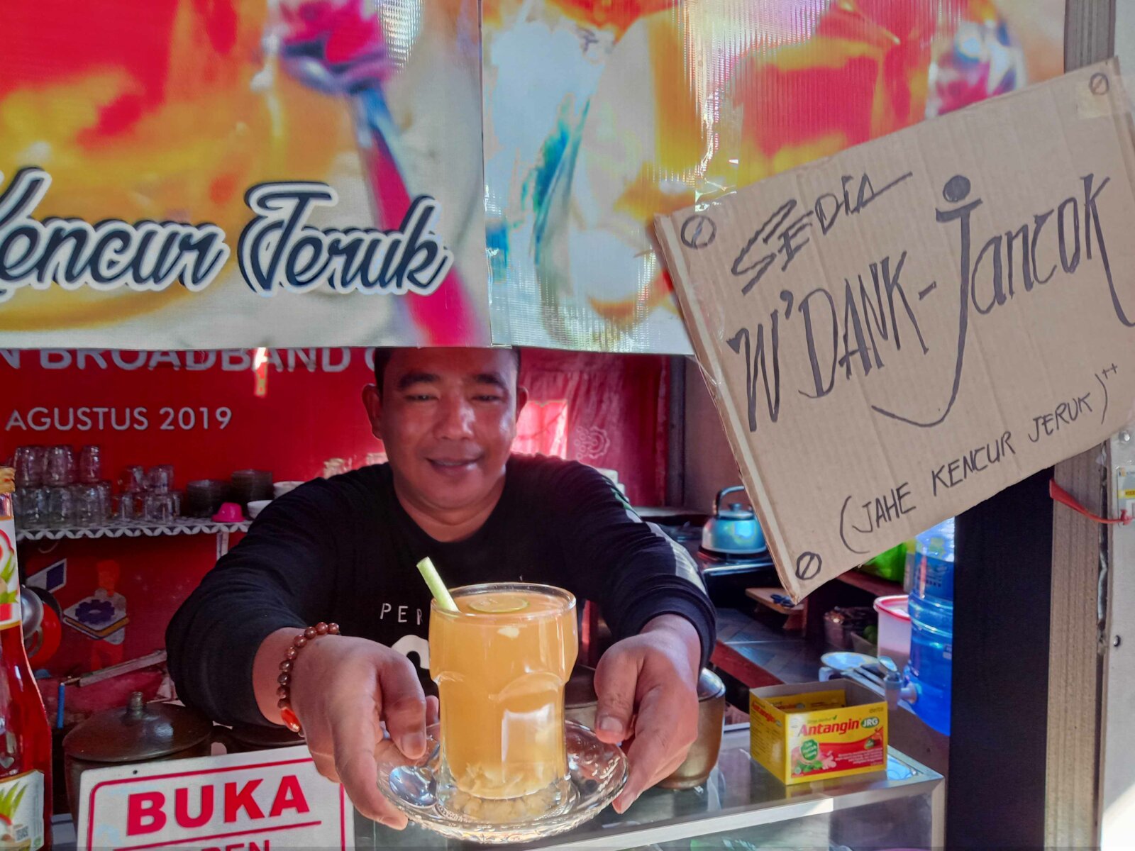 LARIS: Salah satu minuman rempah-rempah yang menarik pelanggan baru saat PPKM darurat diterapkan. Minuman ini berhasil membangkitkan usahanya yang terdampak selama pembatasan.