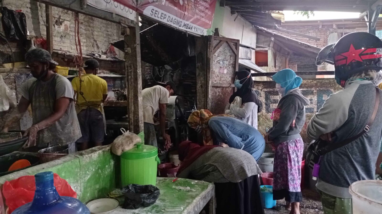 SIBUK: Salah seorang pegawai selep daging di Pasar Baru Lumajang, Tompokersan, sibuk mengolah bumbu dan daging, kemarin. Warga berbondong-bondong mengolah daging menjadi adonan pentol di sejumlah selep daging.