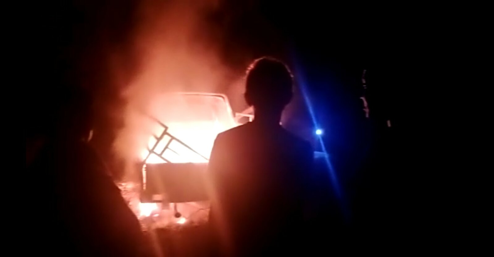 TERBAKAR: Salah satu mobil pikap terbakar di tengah jalan Desa Kaliuling, Tempursari, Selasa malam (20/7). Diduga, jeriken plastik berisi BBM di belakang mobil memicu kebakaran.