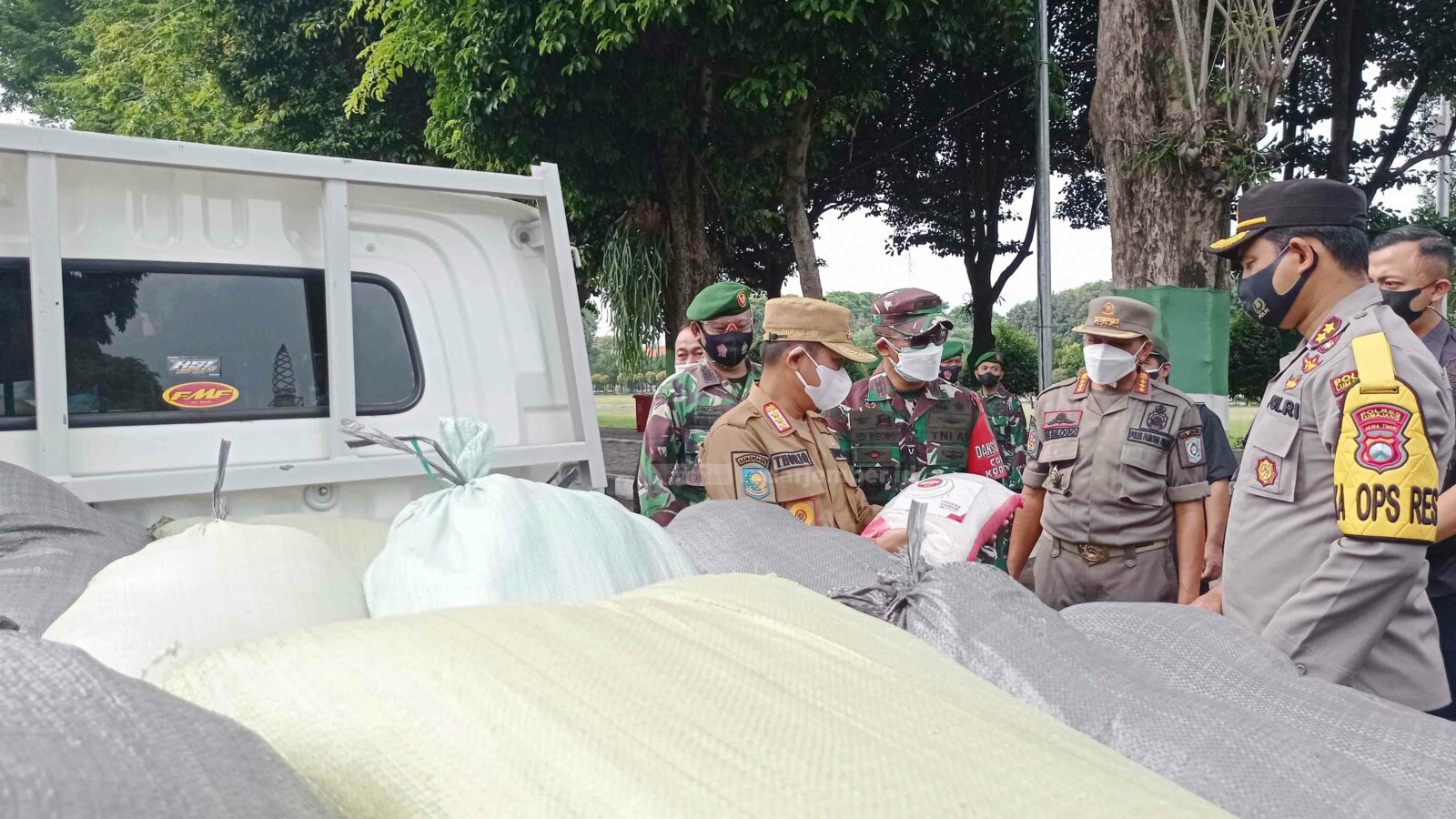 SIAP MELUNCUR: Forkopimda Lumajang memeriksa bantuan beras sembako di depan Makodim 0821 Lumajang, kemarin. Setelah memeriksa, bantuan langsung didistribusikan oleh personel TNI Lumajang.