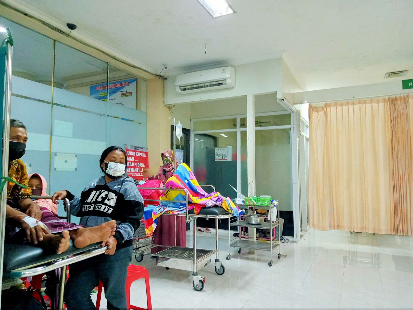 ANTRE: Beberapa keluarga pasien dan pasien sedang menunggu hasil pemeriksaan awal di Instalasi Gawat Darurat (IGD) Rumah Sakit Umum Daerah (RSUD) dr Haryoto Lumajang. Sebab, ketersediaan tempat tidur isolasi sudah penuh terisi pasien.