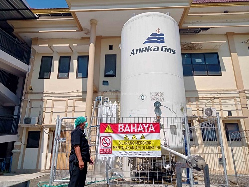 CEK OKSIGEN: Ketersediaan oksigen di tabung sentral rumah sakit yang mengkhawatirkan. Bayangkan, tabung yang menampung belasan ribu oksigen itu kini bisa habis dalam jangka waktu dua hari.
