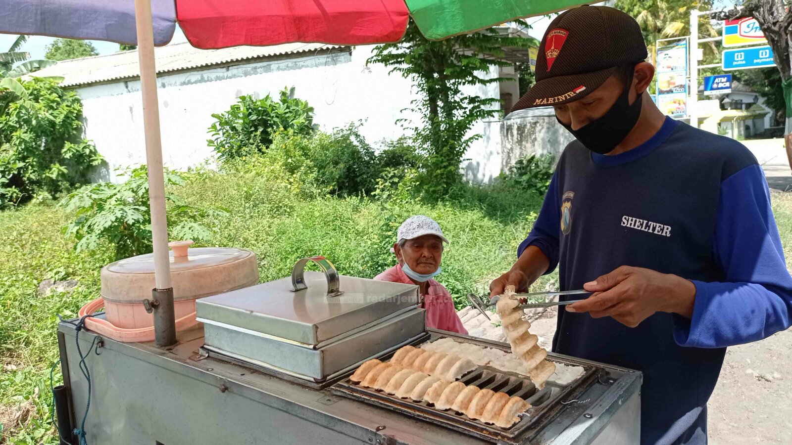 PENUH SYUKUR: Mustakim, salah seorang penjual rangin asal Gucialit yang memilih bertahan di tengah pandemi. Meski pernah laku Rp 2 ribu, dia tetap bersyukur.