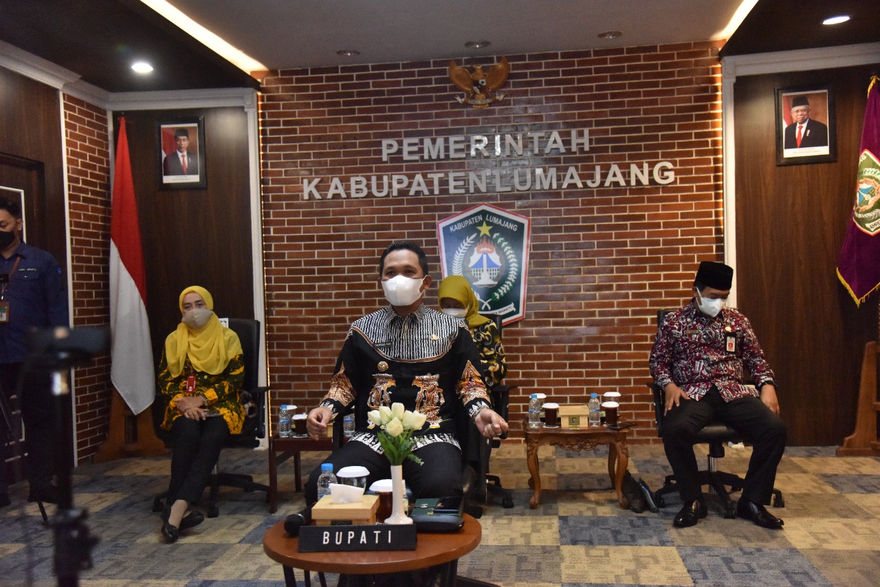 SERIUS: Bupati Lumajang bersama sejumlah kepala OPD terkait mengikuti rangkaian penghargaan Kabupaten/Kota Layak Anak melalui daring di Ruang Mahameru, kantor bupati, kemarin.