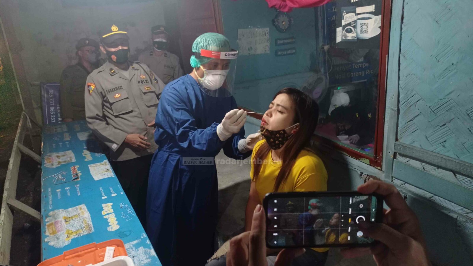 TETAP DILACAK: Salah satu tenaga kesehatan melakukan tes swab ke warga. Selama dua pekan terakhir, satgas masif melakukan tracing. Harapannya, pekan depan jumlah pasien sembuh semakin meningkat.