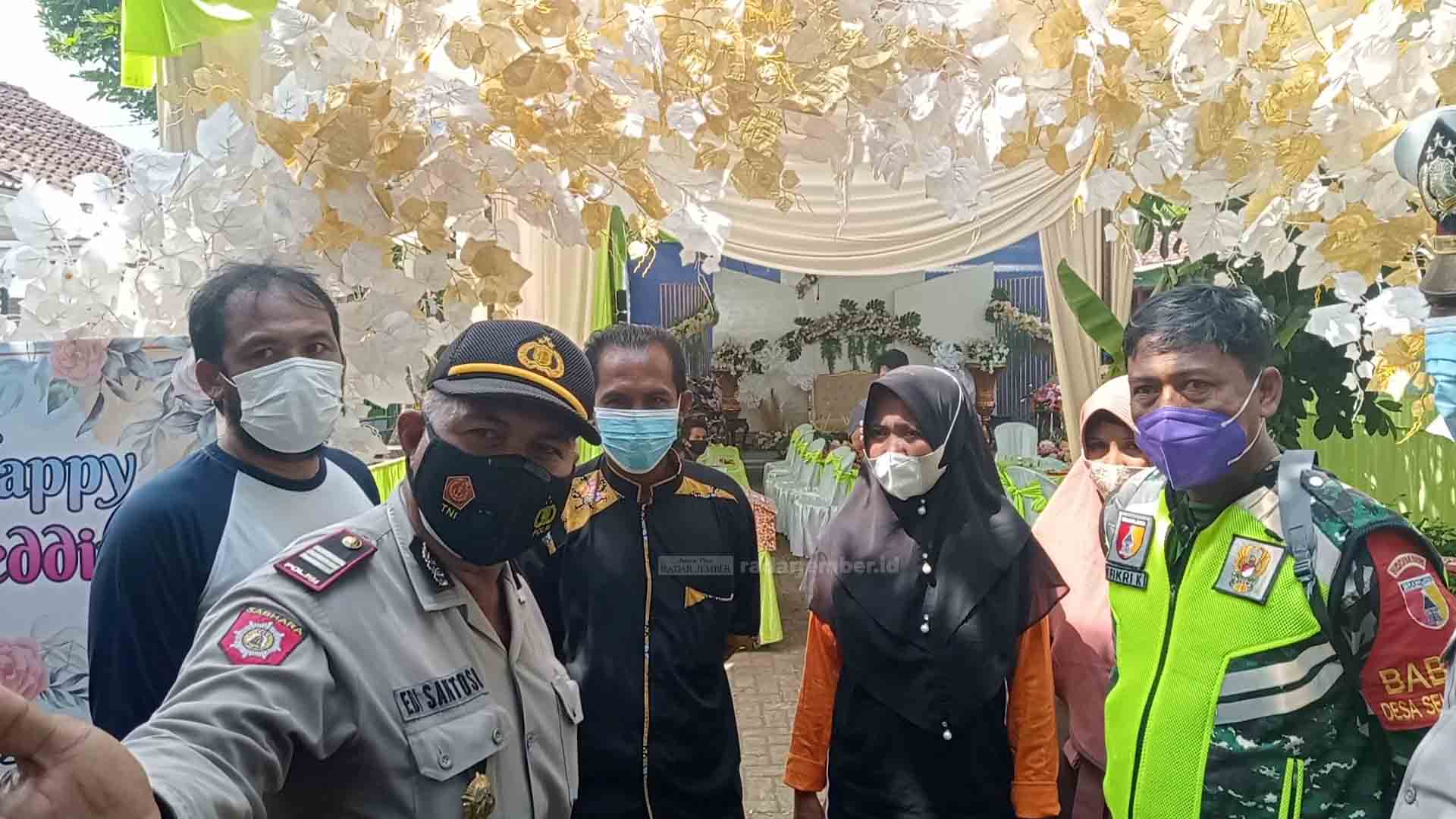 LANGSUNG SEPI: Beberapa tamu undangan kebingungan setelah melihat petugas gabungan datang di salah satu lokasi hajatan warga. Sebab, kegiatan resepsi itu sebetulnya dilarang selama penerapan PPKM level 4.