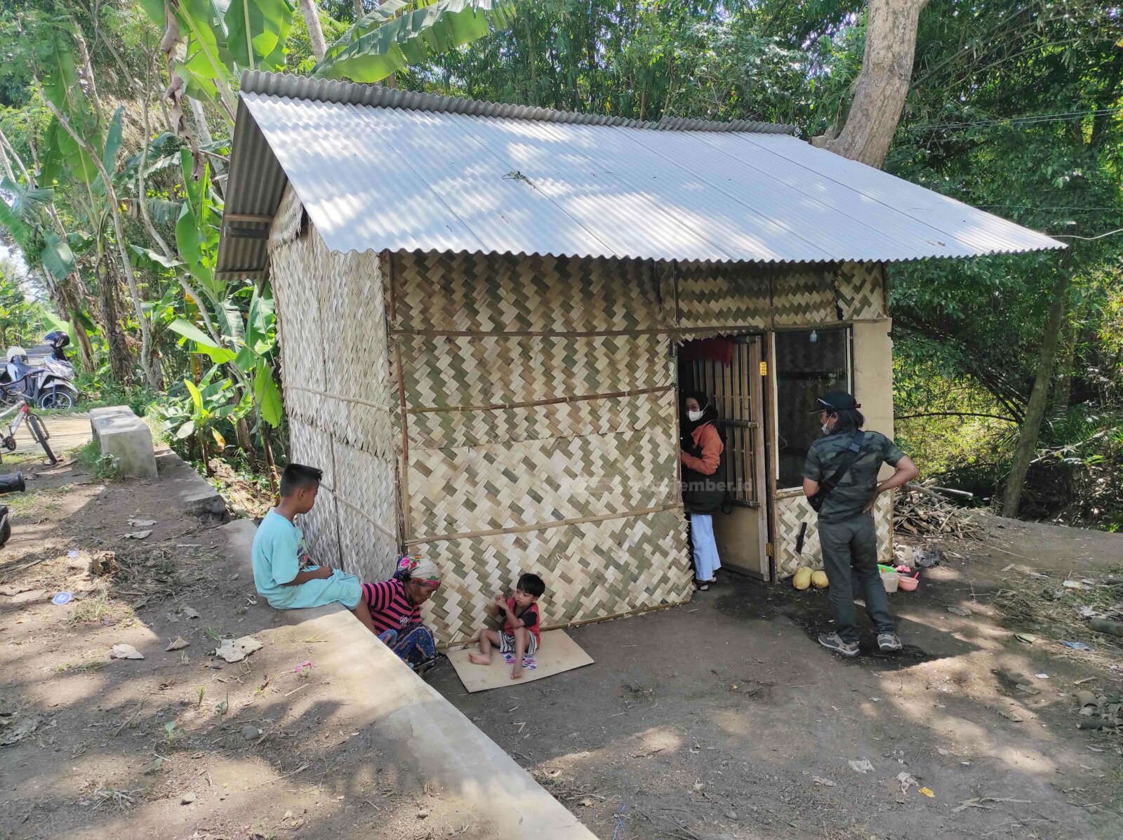 BAKAL DIBANGUN: Kondisi rumah bambu milik Awi, warga Desa Banyuputih Lor, Randuagung. Rumah tersebut bakal dibangun melalui bantuan Rumah Tangga Layak Huni (RTLH).
