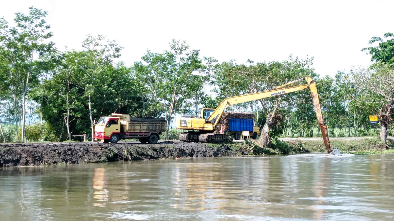 DIKERUK: Salah satu alat berat mengeruk sedimen Sungai Bondoyudo, kemarin. Aktivitas normalisasi sungai tersebut diperkirakan berjalan selama dua tahun.
