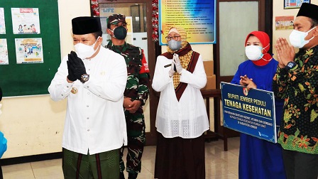PEDULI NAKES: Bupati Jember Hendy Siswanto bersama jajaran forum komunikasi pimpinan daerah (forkopimda) saat mengunjungi salah satu rumah sakit di Jember, kemarin (30/7).