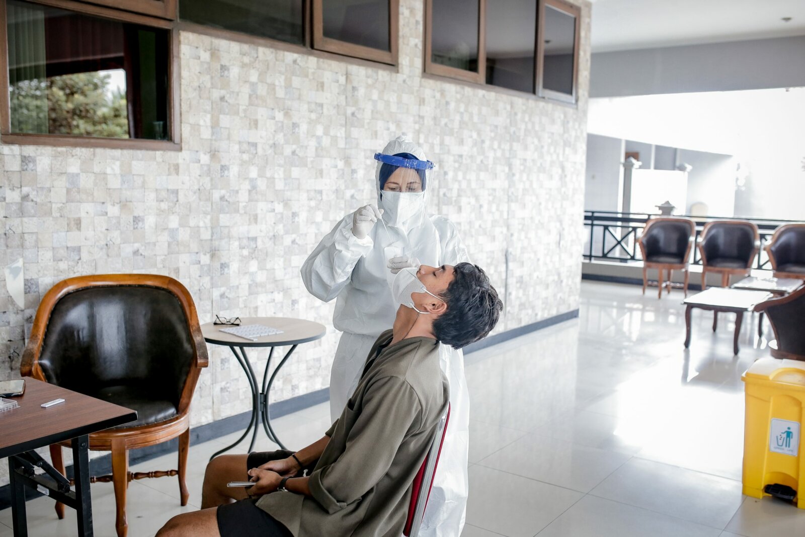IMUNITAS PENTING SEBELUM BERTANDING: Salah satu pemain Persid Jember menjalani tes screening dan antigen sebelum mendapat vaksinasi.
