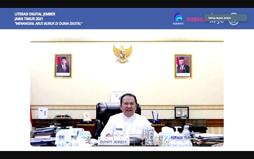 BERSEMANGAT: Bupati Jember Hendy Siswanto saat menjadi key opinion leader pada Webinar Literasi Digital Nasional Jember, kemarin (28/7)
