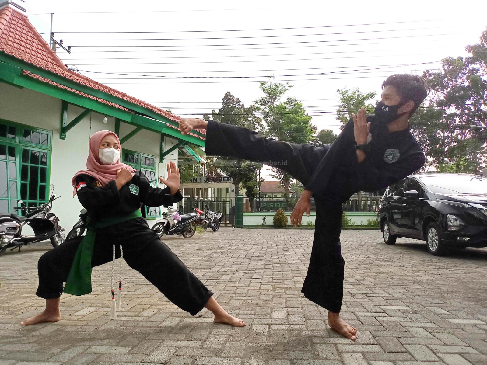 ASAH KEMAMPUAN: Sepasang pesilat muda saat latihan olah kelenturan fisik. Ternyata, dalam seni bela diri, olah kanuragan bukanlah hal utama, melainkan lebih ke olah batin.