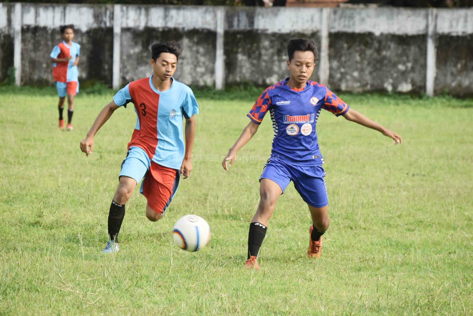 DI RUMAH DULU: Salah satu pemain sepak bola belia Akademi Mifa Bondowoso dalam latihan rutin sebelum adanya PPKM darurat. Kini, mereka diberi materi latihan yang beragam saat berlatih ringan di rumah masing-masing.