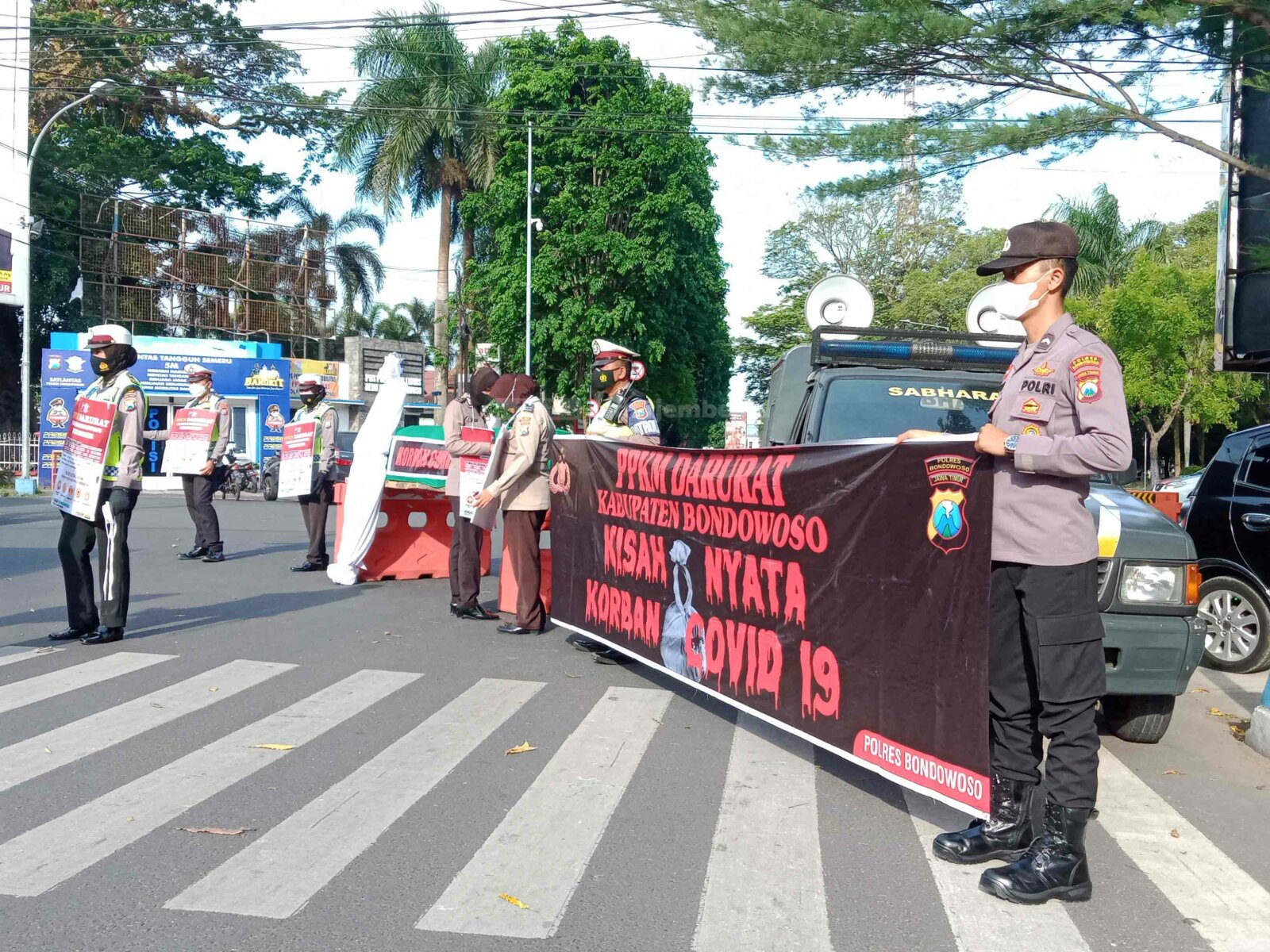 TURUN KE JALAN: Sebuah boneka pocong kembali ‘dikenalkan’ oleh Polres Bondowoso di tengah penerapan PPKM darurat, kemarin (7/7).