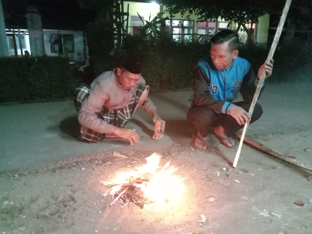 BAKAR GARAM: Sejumlah warga di Bondowoso meyakini membakar garam bisa menangkal virus penyakit. Salah satunya virus korona.