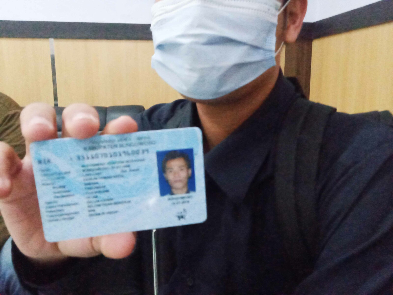 LEBIH MUDAH: Seorang warga menunjukan KTP yang baru selesai dicetak. Kini, pelayanan adminduk dilengkapi pelayanan digital dan bisa diselesaikan di tingkat desa.