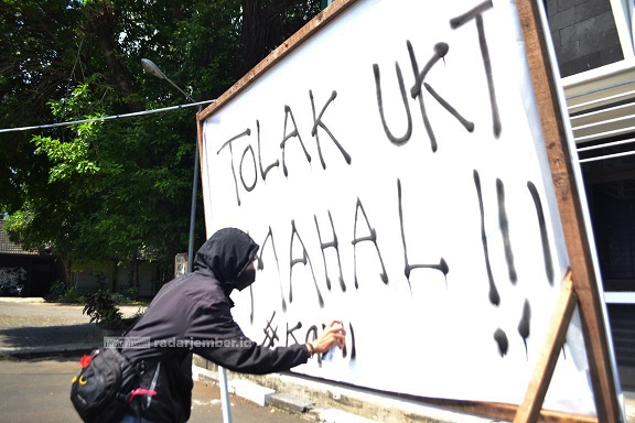 Mahasiswa melakukan corat-coret dengan kalimat berisi tuntutan
