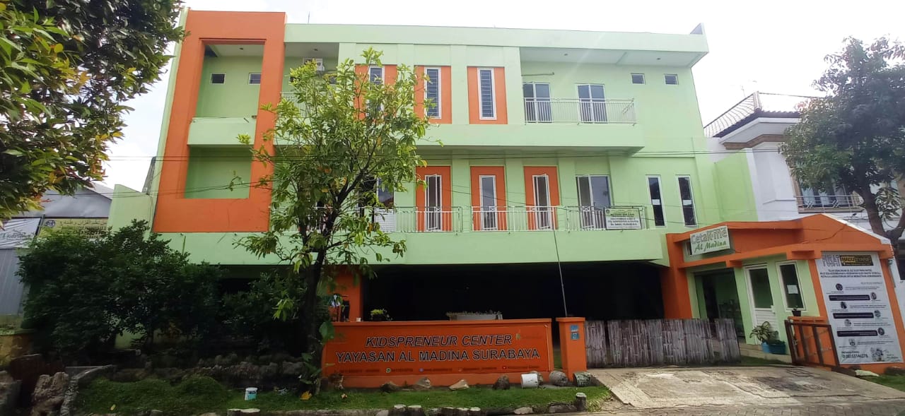 GEMBLENG GENERASI MANDIRI: Gedung Pesantren Al-Madina tempat para santri dicetak menjadi ahli agama sekaligus bermental entrepreneur dengan gratis.