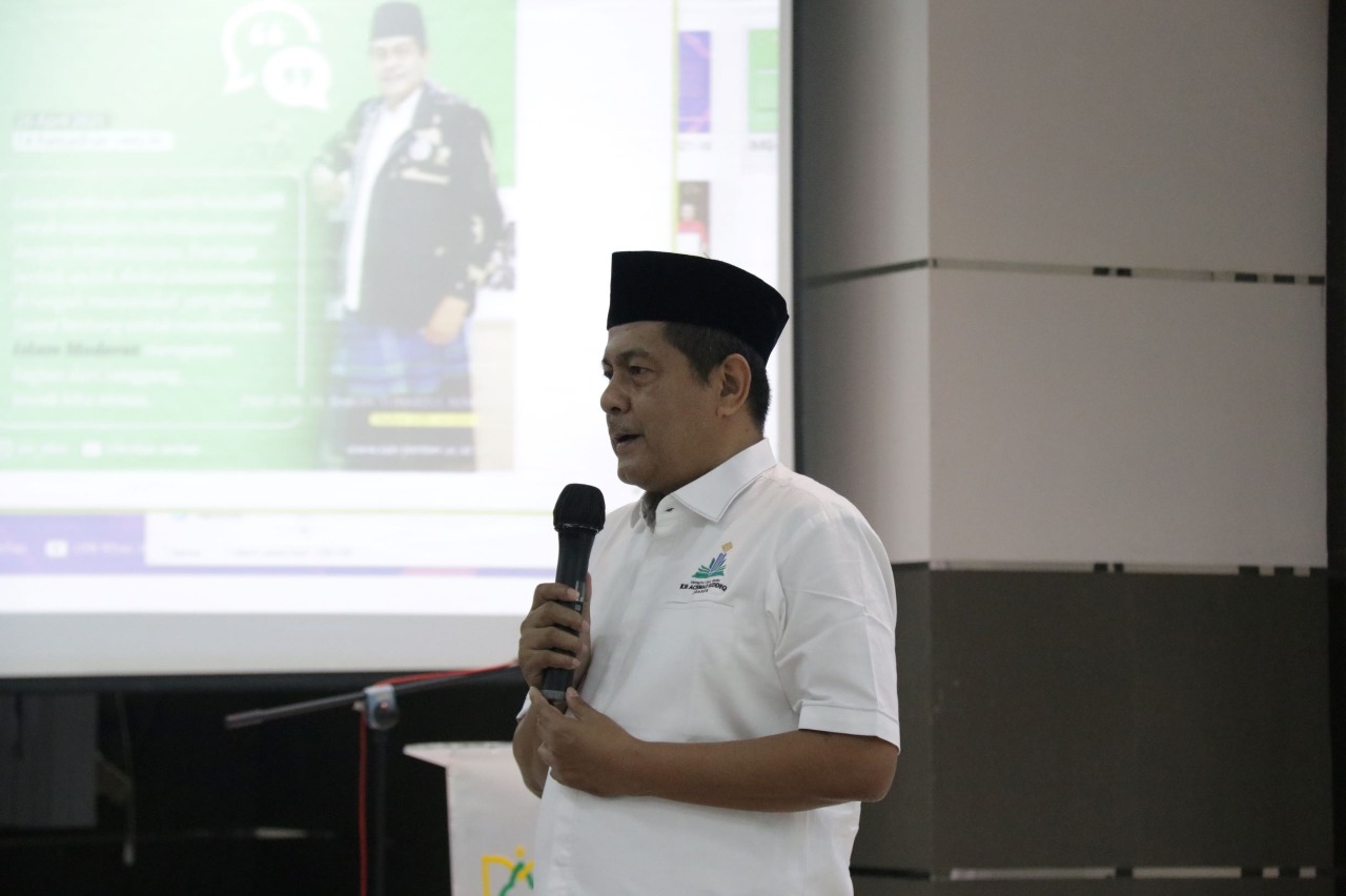 UCAPKAN SELAMAT: Rektor UIN KHAS Jember Prof Babun Suharto menyampaikan apresiasinya kepada tiga dosen yang meraih gelar doktor dalam waktu bersamaan.