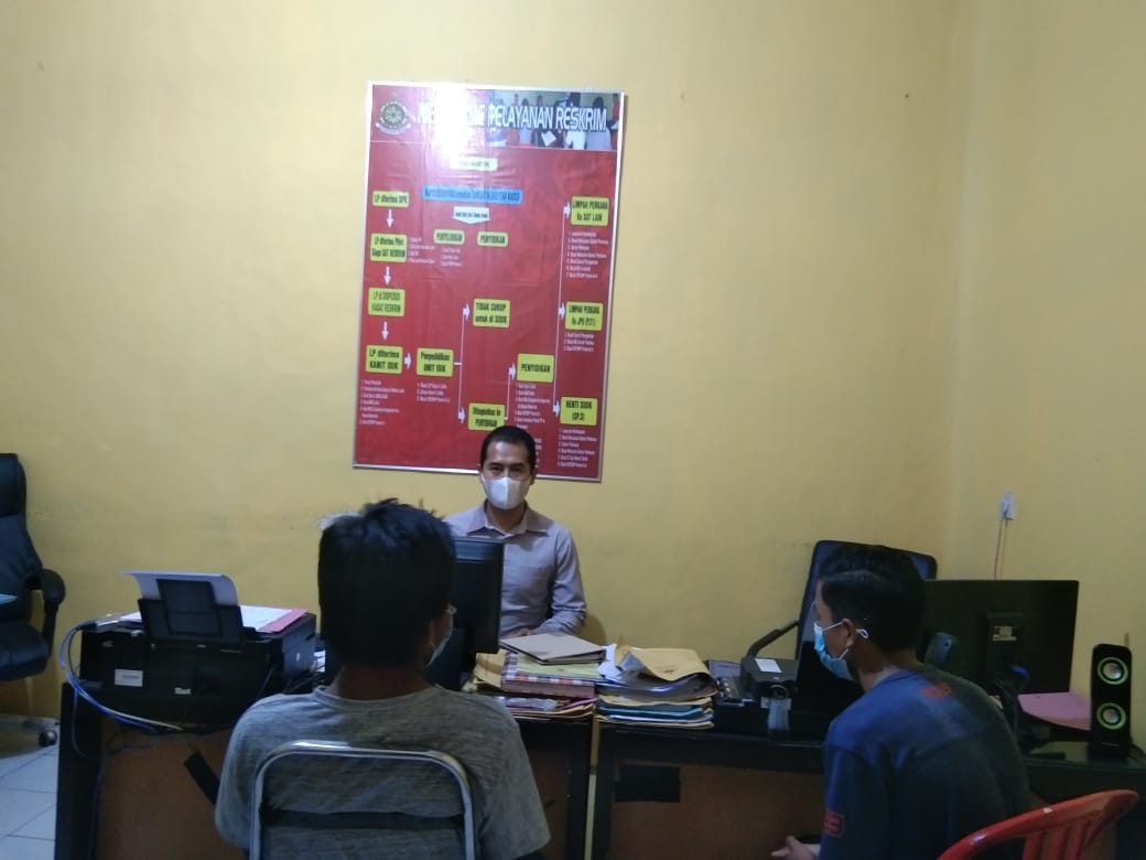 DIPERIKSA: Tersangka Samsul Arifin, 40, bersama Muhammad Munir, 22, saat dimintai ketarangan di Mapolsek Silo