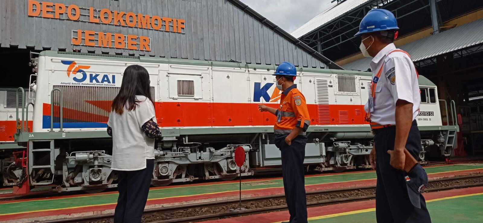 DETAIL: Kepala Depo Lokomotif KAI Daop 9 Jember Hariyono dan Plh Humas Tohari saat menjelaskan tentang lokomotif dari masa ke masa kepada Jawa Pos Radar Jember, belum lama ini.