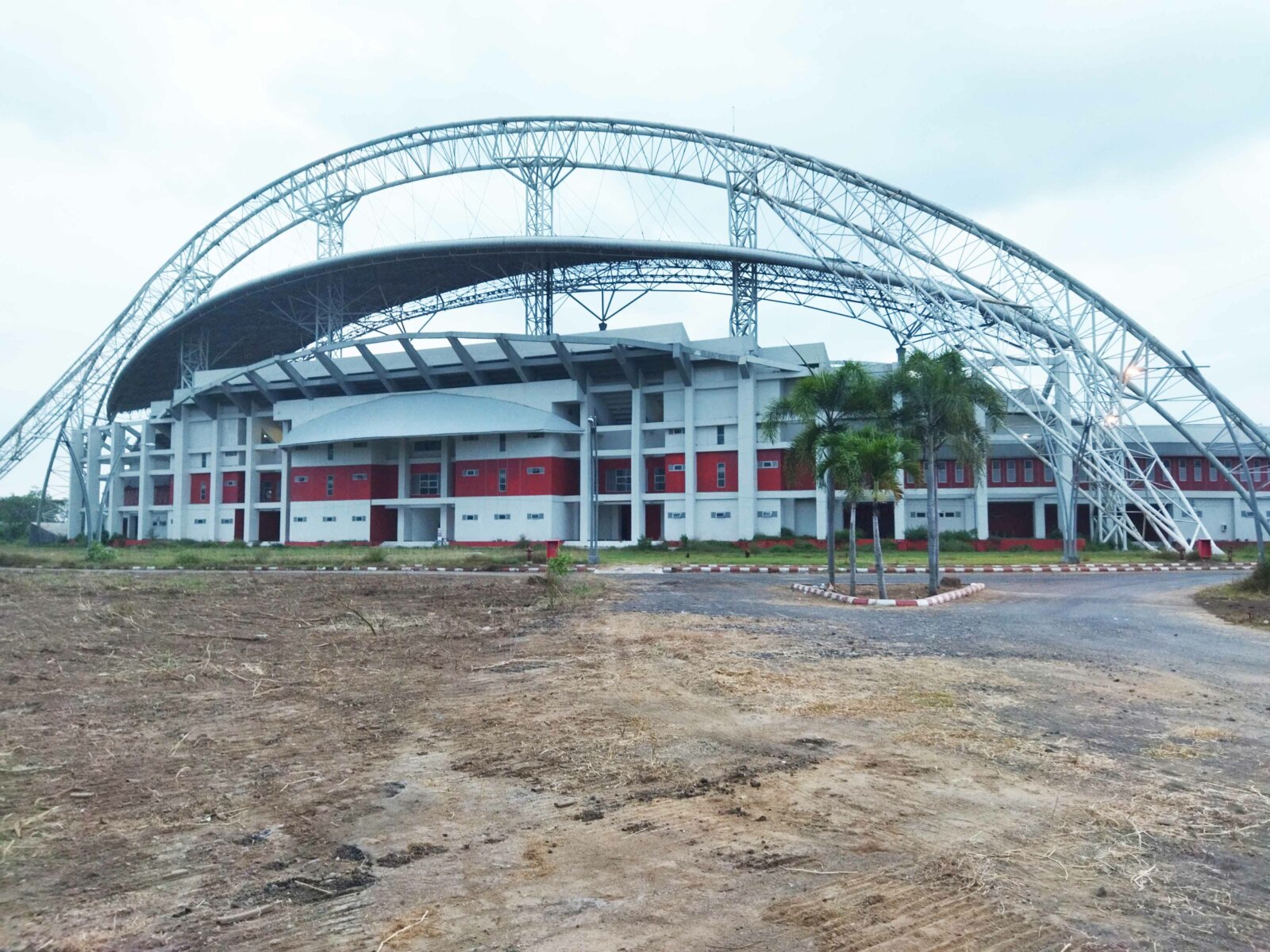 DIRATAKAN: Kondisi sekitar Stadion Jember Sport Garden kini tampak lebih manusiawi. Rumput liar yang selama ini tumbuh menjulang, kini sudah hilang dan tersisa tanahnya saja. (Dwi Siswanto/ Radar Jember)