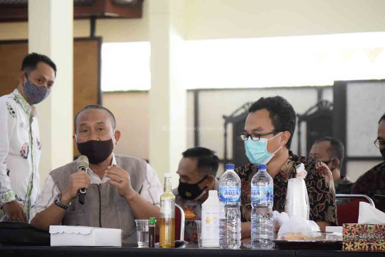 KARYA ANAK BANGSA: dr Indra Kusuma sedang menunjukan probiotik produksinya.
