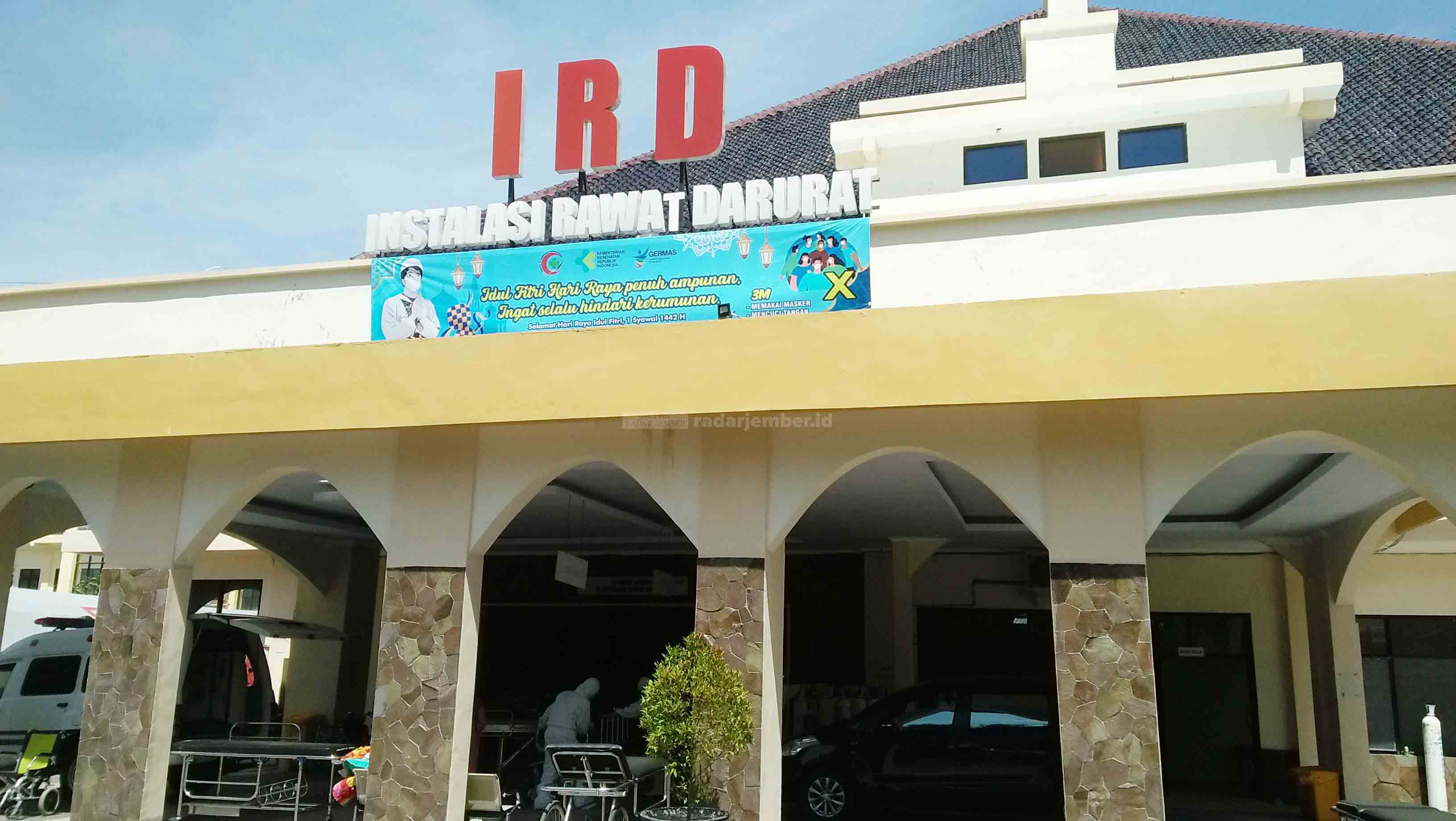 TERBATAS: Suasana bagian depan Instalasi Rawat Darurat (IRD) RSUD dr Koesnadi Bondowoso. Kini, hanya pasien dengan gejala berat yang bisa ditangani di IRD RSUD.