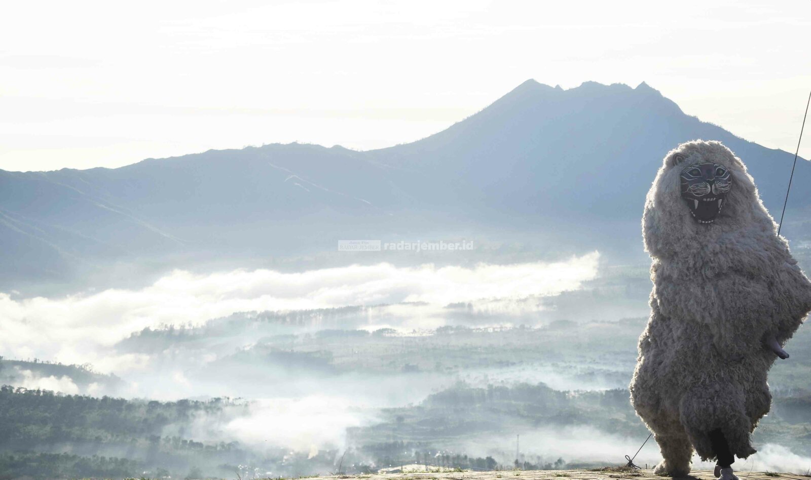 KELIHATAN SEMUA: Keindahan alam dinding kaldera Ijen purba dapat dinikmati dari Puncak Megasari. Dengan jarak ketinggian 465 meter dari dasar lembah. Selain itu, tarian Singo Ulung juga masuk dalam culture site Ijen Geopark.