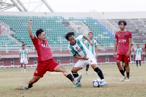 KEEPING: Penyerang Persid Jember Sabeq Fahmi (kanan) saat mencoba mengecoh pemain bertahan UIN KHAS, kemarin (30/7), di Stadion JSG. Dalam laga persahabatan tersebut, Persid unggul tipis 2-1.