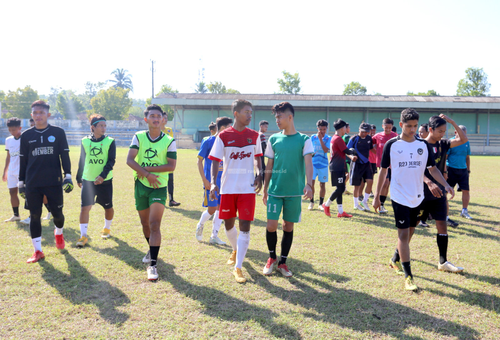 TELAH DIIKAT: Pemain Persid Jember seusai menjalani latihan pagi di Stadion Notohadinegoro. Selain pemain, jajaran staf pelatih juga telah dikontrak dan digaji oleh Manajemen Persid Jember.