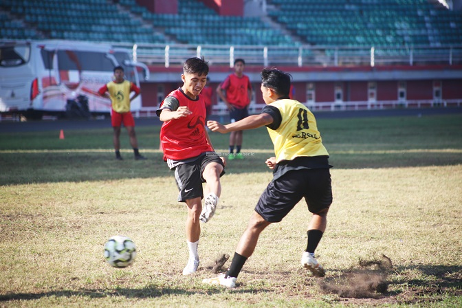 SIAP CETAK GOL: Pemain Persid saat mencoba berlatih finishing di Stadion JSG, kemarin pagi (29/7).