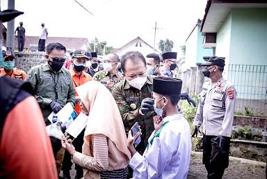 TURUN KE MASYARAKAT: Bupati Jember Hendy Siswanto, Wakil Bupati Jember MB Firjaun Barlaman, dan sejumlah anggota forkopimda membagikan masker kepada warga Desa Kaliglagah, Kecamatan Sumberbaru, belum lama ini.