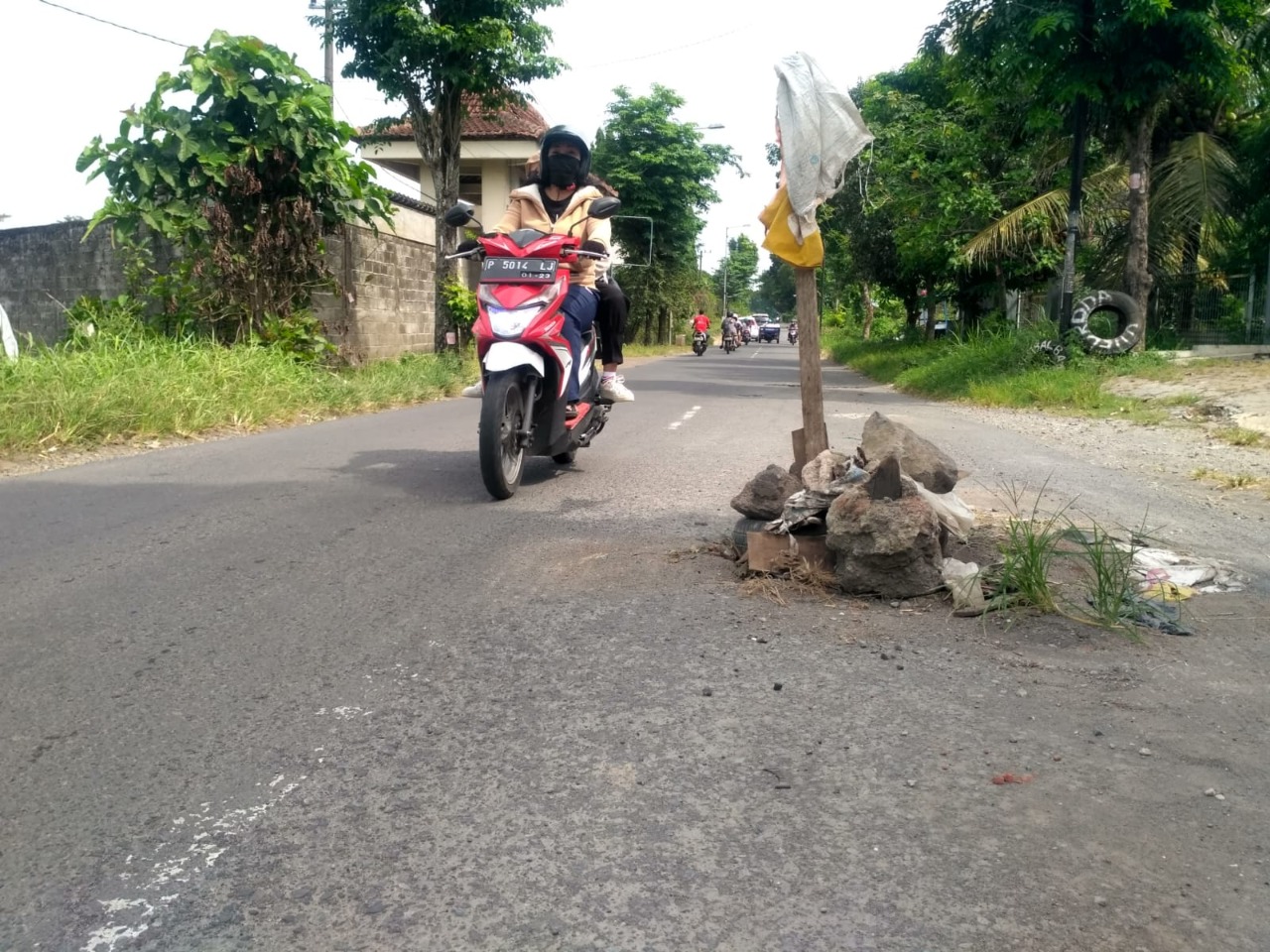 RAWAN KECELAKAAN: Pengendara yang melintas di Jalan M Yamin, Kelurahan Tegalbesar, Kaliwates, harus ekstra hati-hati. Karena jalannya rusak dan rawan kecelakaan.