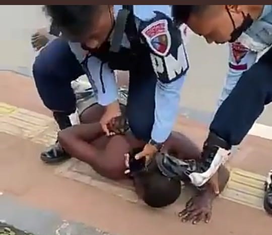 Tangkapan layar video yang menunjukan dugaan tindakan penganiyaan oleh oknum TNI AU kepada warga Papua