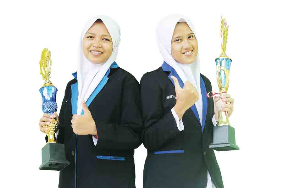 PENULIS MUDA: Tazyinatul Ilmiah dan Kayla Athaya Tifani, dua siswi SMA Nuris yang meraih dua juara sekaligus di ajang lomba cipta cerpen MAPK Fair 2021 yang diselenggarakan oleh MAN-PK Solo.