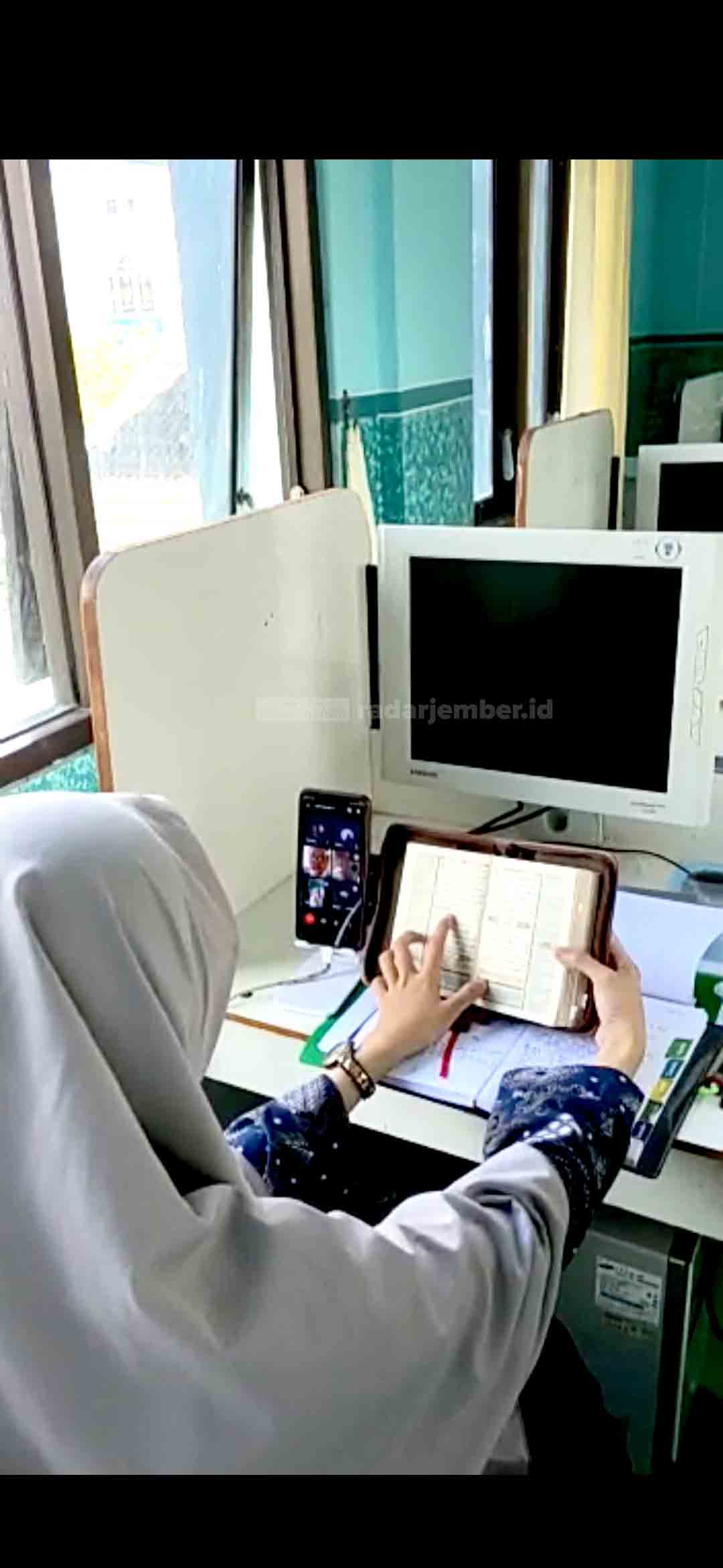 DARING: Salah satu aktivitas pembelajaran secara daring. Meski pemerintah memberikan bantuan kuota pendidikan, bantuan tersebut dirasa tidak maksimal. Sebab, siswa dan guru hanya menerima beberapa kali saja.