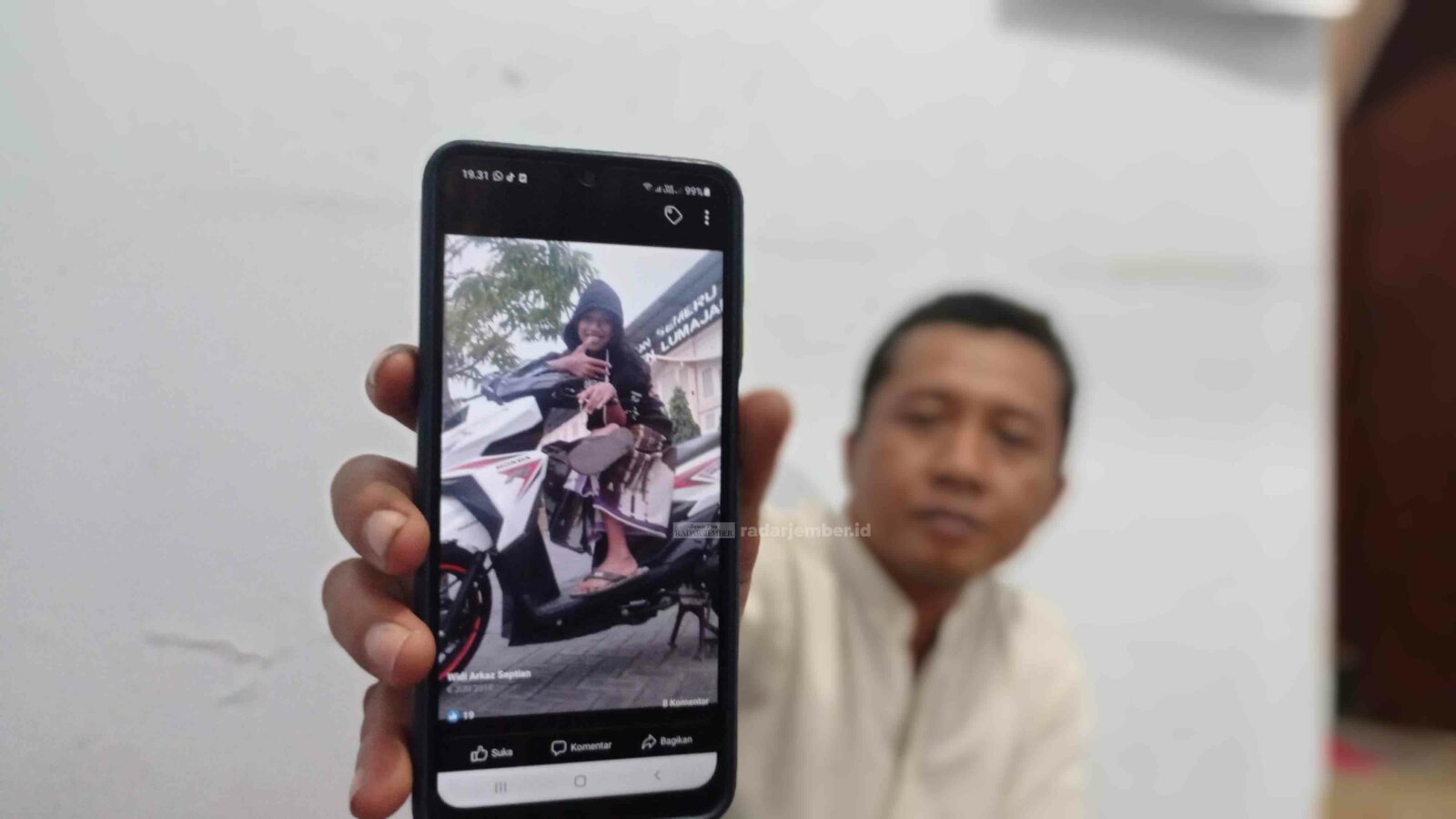 TAK MENYANGKA: Hendrik Wahyudi, kakak korban pembunuhan bulan Juli lalu menunjukkan foto Widi Septian. Kini, dia dan keluarganya berharap, pelaku dihukum seberat-beratnya.