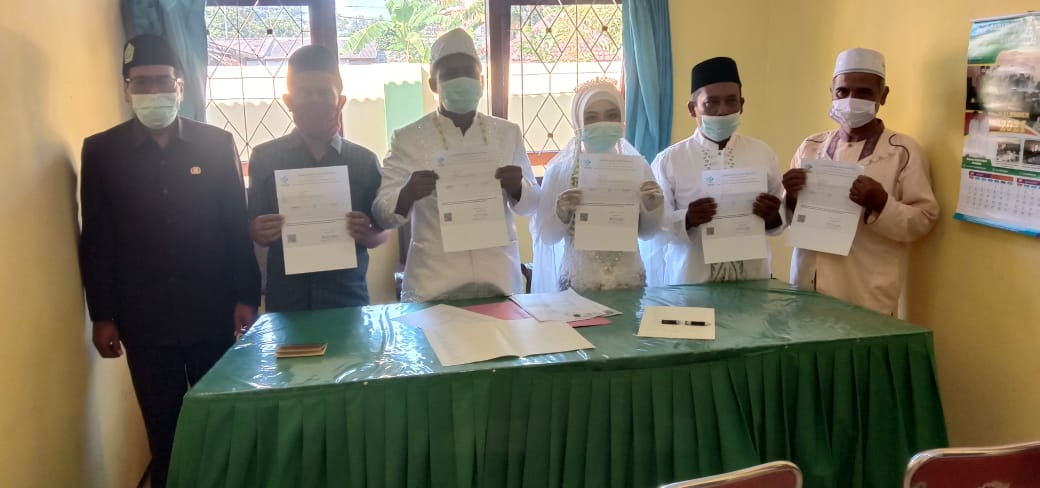 SAH: Salah satu pasangan calon pengantin bersama wali dan saksi menunjukkan hasil swab test sebelum menjalani akad nikah. Mulai pekan ini, kedua calon pengantin bisa melakukan swab test gratis di puskesmas terdekat.