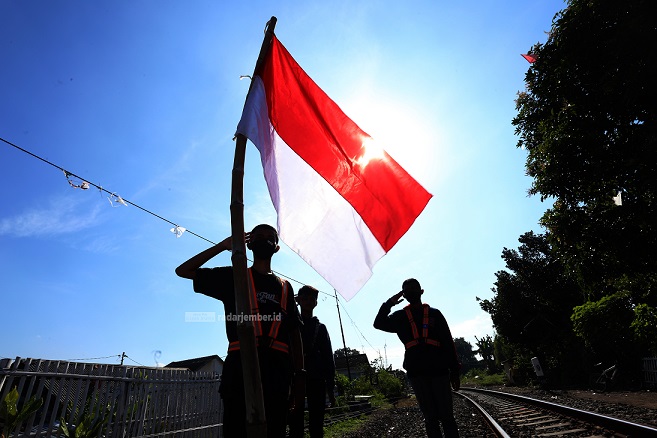 CINTA INDONESIA: Pencinta kereta api menggelar upacara bendera HUT Kemerdekaan RI di jalur kereta sekitar Jalan Mawar, Kelurahan Jember Lor, Kecamatan Patrang, kemarin (17/8).