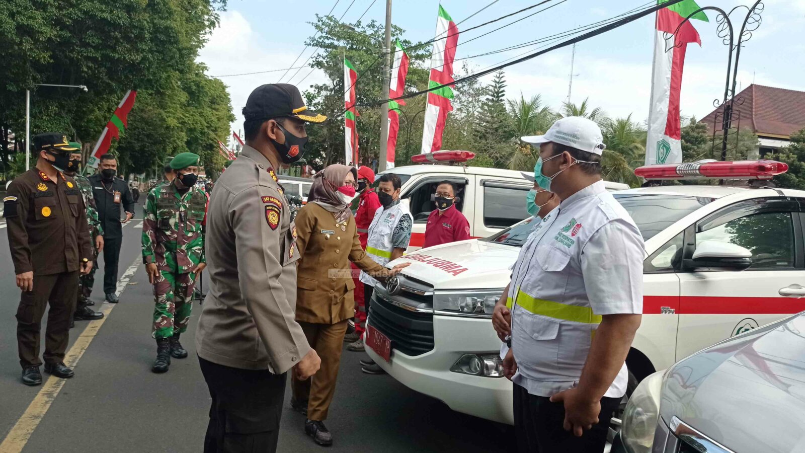 CEK KESIAPAN: Wakil Bupati Lumajang Indah Amperawati memeriksa kesiapan pasukan apel pemindahan isoman ke isoter di Alun-Alun Lumajang, kemarin. Kini, setiap desa wajib menyediakan rumah isoter bagi pasien Covid-19.