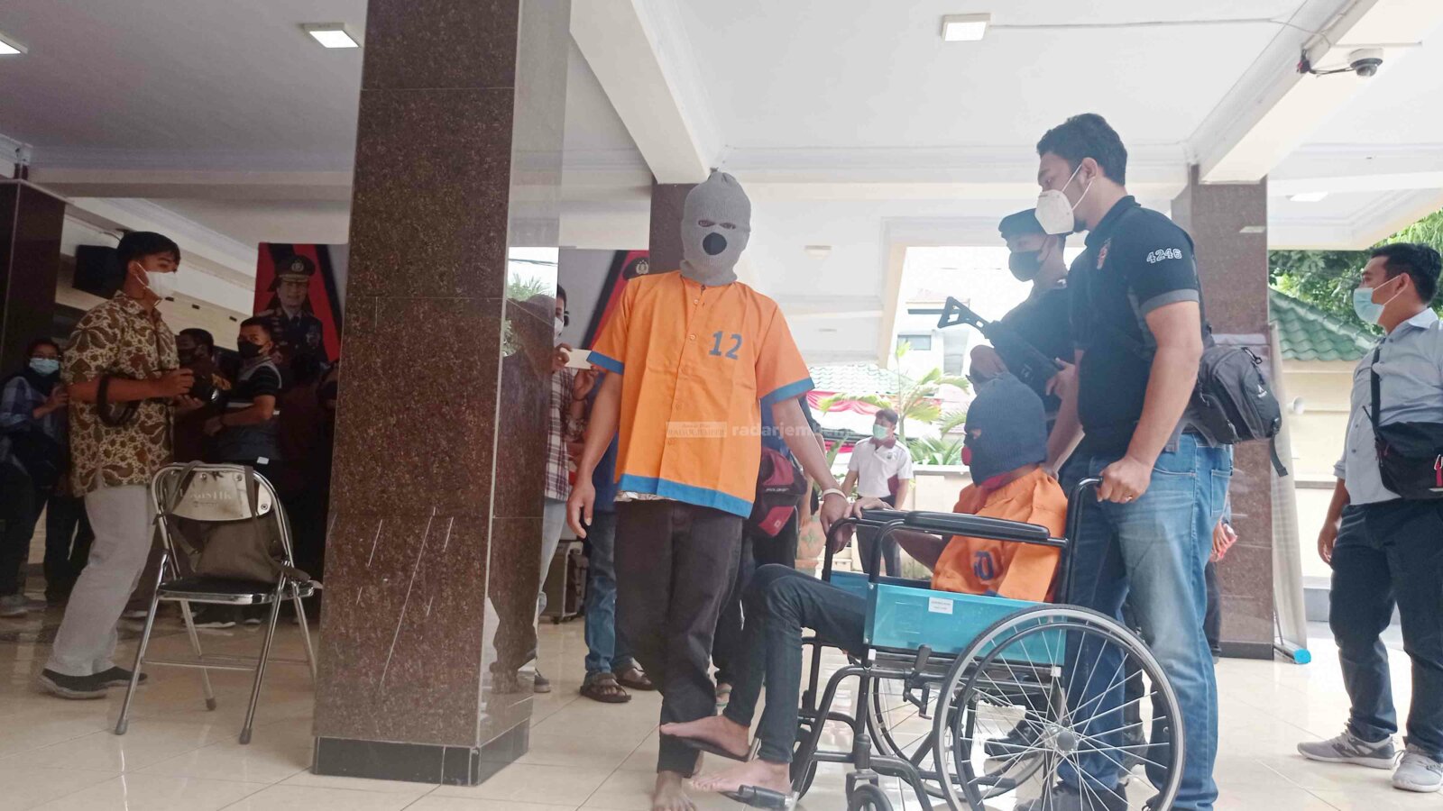 MASUK BUI LAGI: Dua pelaku begal dibawa menuju lobi Mapolres Lumajang, kemarin. Keduanya merupakan komplotan begal di 53 tempat kejadian perkara di Lumajang dan Jember.